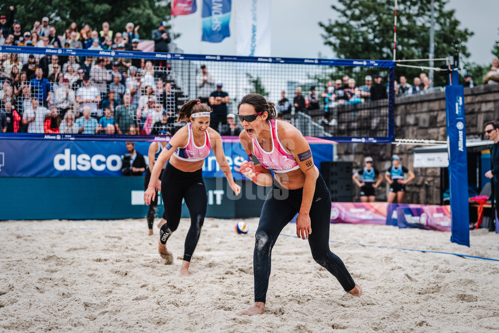 Beachvolleyball | Frauen | German Beach Tour 2024 | Tourstop Düsseldorf | 19.05.2024 | Kira Walkenhorst (rechts) ballt freudig die Faust, Isabel Schneider (links) im Hintergrund