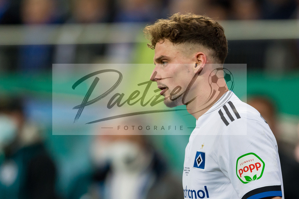 HSVSCF20220419_225 | Fussball, Herren: Moritz Heyer (Hamburger SV) schaut beim DFB-Pokal-Halbfinalspiel zwischen Hamburger SV und SC Freiburg im Volksparkstadion am 19.04.2022 in Hamburg, Deutschland.DFB / DFL REGULATIONS PROHIBIT ANY USE OF PHOTOGRAPHS AS IMAGE SEQUENCES AND/OR QUASI-VIDEO. - Realisiert mit Pictrs.com