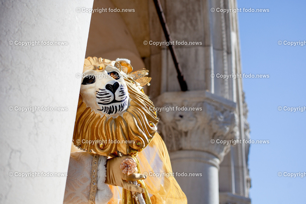 Italien_ Venedig_ 03.03.2025-76 | 03.03.2025, Italien, ITA, Venetien, Venedig, im Bild Venedig, Stadtansichten, Touristen, Reisefeature, Karneval, Masken, maskiert, venezianisch, Reise, Venedig, Venezia, Venetien, Stadtansicht, Campanile, Canale Grande, Markusplatz, Markuskirche, Touristen, Gondel, Gondolere, Faehre, Motorboot, Wassertaxi, Vaporetto, Adria, Lagune, Pfahlbauten, Bruecke, Rialtobruecke, La Gondola, Dogenpalast, Italien, Creativ, Kreativ