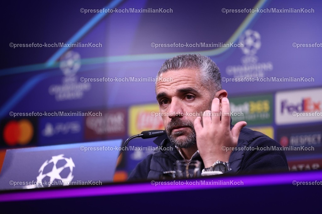 UCL1902250101072 | 19.02.2025, Fußball, UEFA Champions League, Borussia Dortmund - Sporting Lissabon, Signal Iduna Park, Knockout phase play-offs, Saison 2024 2025: Cheftrainer Rui Borges (Sporting) sichtlich enttäuscht Enttäuschung bei der Pressekonferenz nach dem Spiel