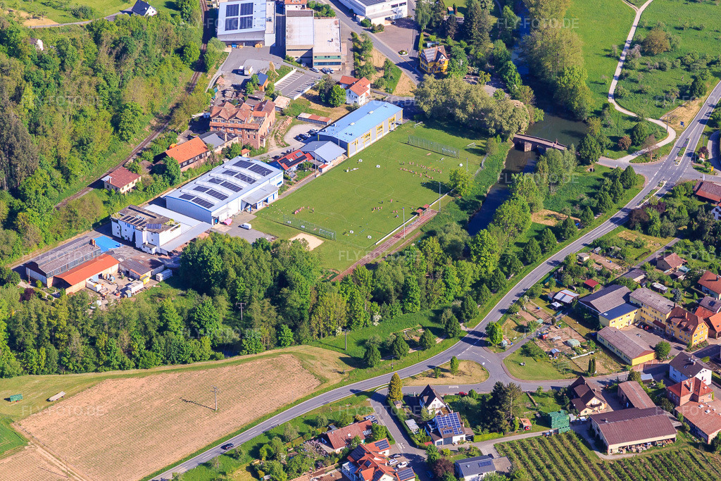 Luftbild: Sportplatz Reicholzheim bei Dostmann electronic GmbH im Ortsteil Reicholzheim in Wertheim im Bundesland Baden-Württemberg in Deutschland. Foto: IMG_146593.jpg vom 10.05.2025 durch Werner Riehm/FLY-FOTO.deDOSTMANN