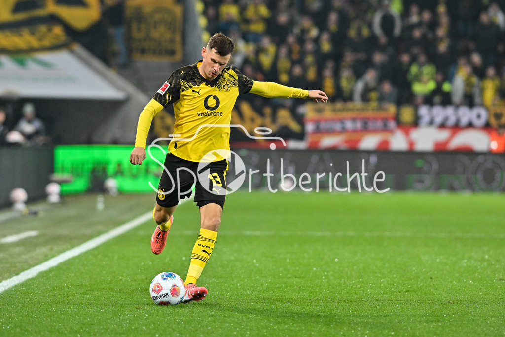 FC Augsburg - Borussia Dortmund | AUGSBURG, GERMANY - with ball Pascal GROSS (Borussia Dortmund 13) during the bundesliga match between FC Augsburg vs. Borussia Dortmund on matchday 9 at WWK Arena on October 31, 2025 in Augsburg, Germany / DFL REGULATIONS PROHIBIT ANY USE OF PHOTOGRAPHS AS IMAGE SEQUENCES AND/OR QUASI-VIDEO