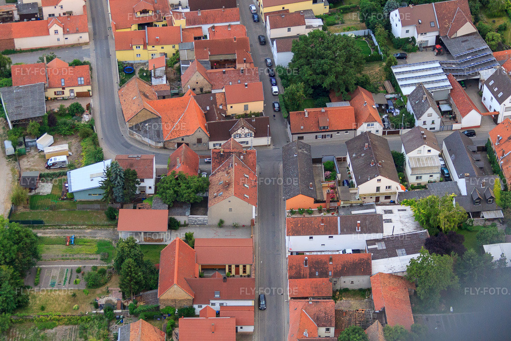 Luftbild: Roxheimer Straße im Ortsteil Bobenheim in Bobenheim-Roxheim im Bundesland Rheinland-Pfalz in Deutschland. Foto: IMG_69112.jpg vom 24.06.2014 durch Werner Riehm/FLY-FOTO.deAuflösung des Originals: 4752 x 3168 px
