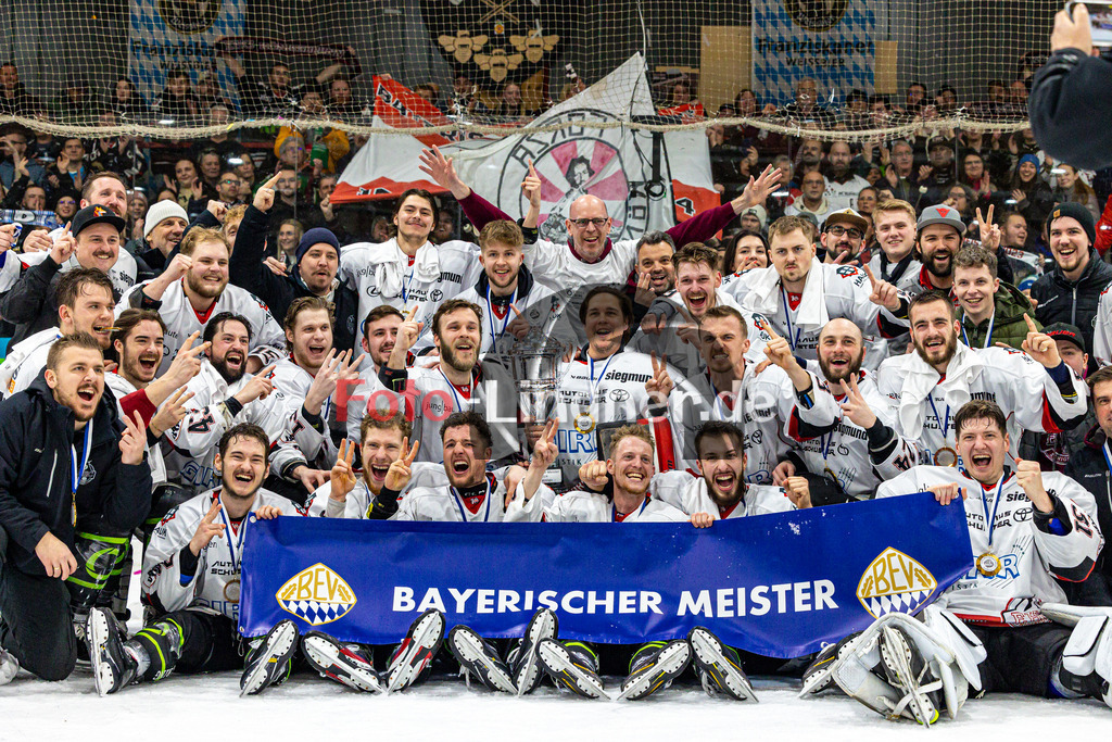 Spiel 3 Finale TSV Peißenberg Miners vs EHC Königsbrunn | Eishockey Bayernliga Playoffs 2023/2024, Spiel 3 Finale TSV Peißenberg Miners vs EHC Königsbrunn, 20240328,
Bayerischer Meister 2024 Bayernliga EHC Königsbrunn, Jubel, Zuschauer,
2024-03-28 in Peißenberg (Eisstadion)
67 David FRANY (EHC 67), 31 David BLASCHTA (EHC Goalie 31), 32 Stefan VAJS (EHC Goalie 32), 3 Simon BESLIC (EHC 3), 13 Luca SZEGEDIN (EHC 13), 15 Lukas HÄCKELSMILLER (EHC 15), 19 Max PETZOLD (EHC 19), 20 Philipp SANDER (EHC 20), 29 Dominic ERDT (EHC 29), 43 Hayden TRUPP (EHC 43), 6 Marco STERNHEIMER (EHC 6), 8 Tim BULLNHEIMER (EHC 8), 21 Florian DÖRING (EHC 21), 24 Dennis TAUSEND (EHC 24), 27 Toms PROKOPOVICS (EHC 27), 28 Mika REUTER (EHC 28), 55 Nicolas BAUR (EHC 55), 69 Leon STEINBERGER (EHC 69), 96 Lukas FETTINGER (EHC 96), 97 Leon HARTL (EHC 97), 98 Julian BECHER (EHC 98)
Copyright: WolfgangxLindner foto-lindner.de