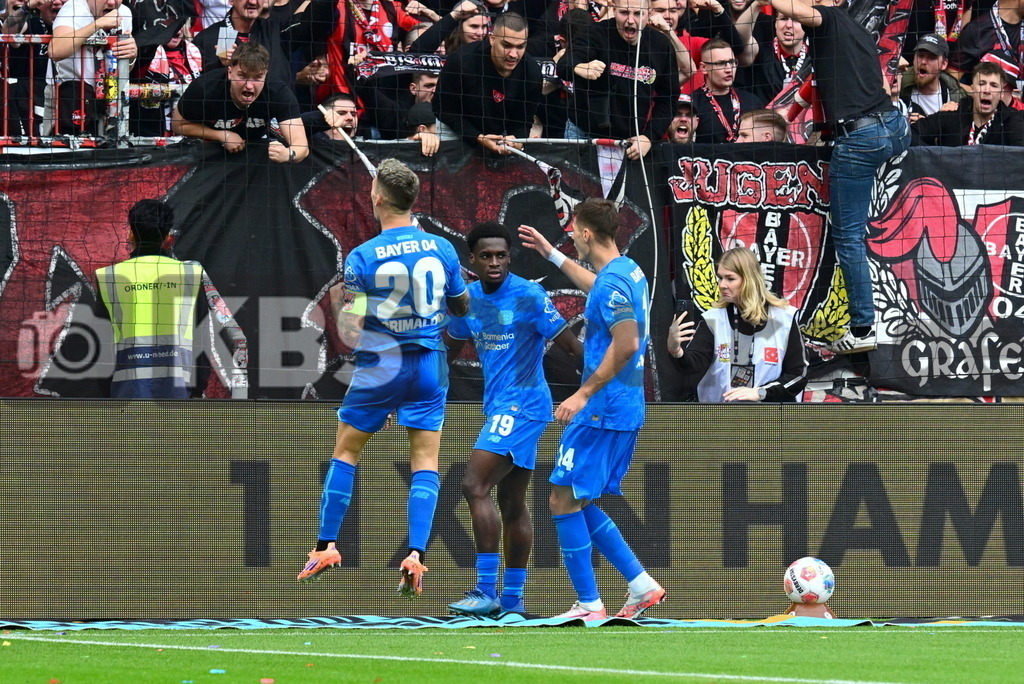 KBS Picture_FCStPauli-Bayer04Leverkusen_053 | Bayer 04 Leverkusen Torjubel zum 2:1 v.l. Grimaldo Alejandro (Bayer04Leverkusen) , Torschuetze Poku Ernest (Bayer04Leverkusen) , Schick Patrik (Bayer04Leverkusen) ,Sportplatz :  Millerntor Stadion, - Realisiert mit Pictrs.com