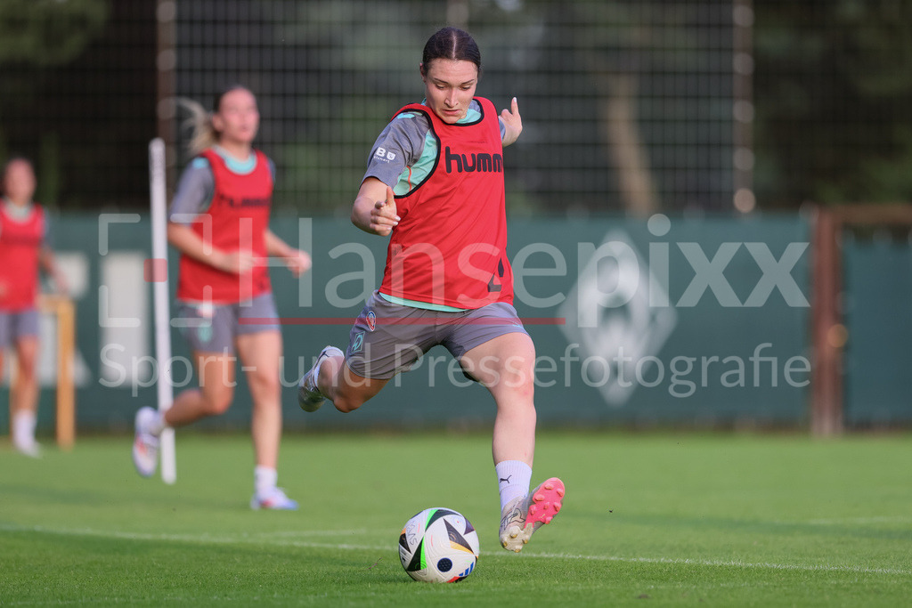 Fussball, Google Pixel Frauen-Bundesliga, Training SV Werder Bremen | v.li.: Sophie Weidauer (SV Werder Bremen, 9) am Ball, Einzelbild, Ganzkörper, Aktion, Action, Spielszene