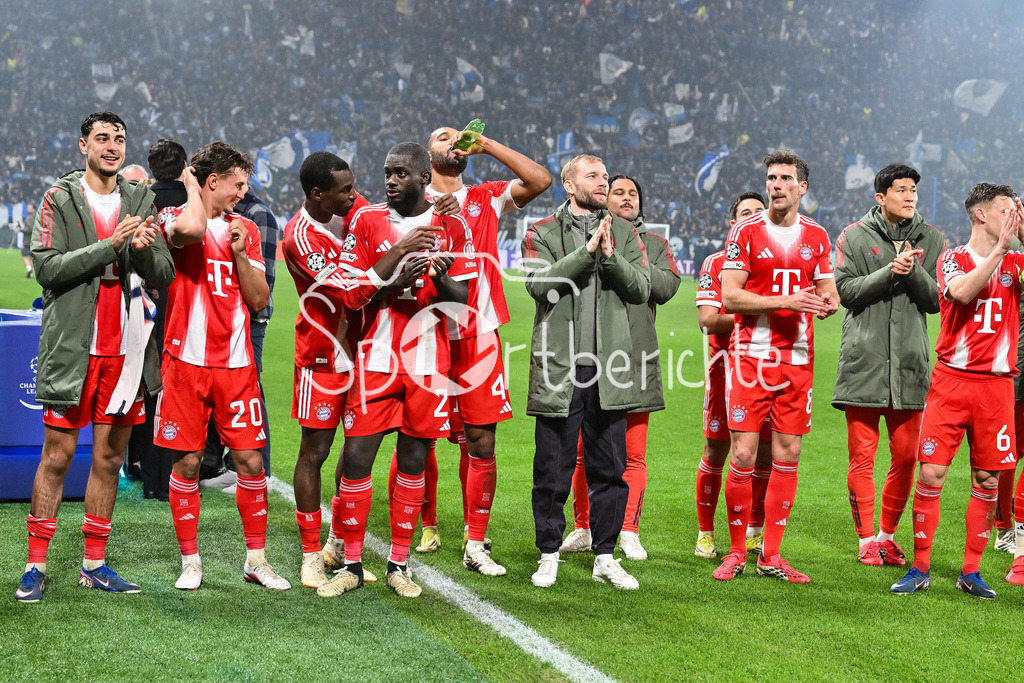 Atalanta Bergamo - FC Bayern München | BERGAMO, ITALY - 10. MARCH: Players from Bayern Munich celebrating with the fans the 6-1 win in Italy after the UEFA Champions League match between Atalanta Bergamo vs. FC Bayern Munich on first leg of round of 16 at New Balance Arena
