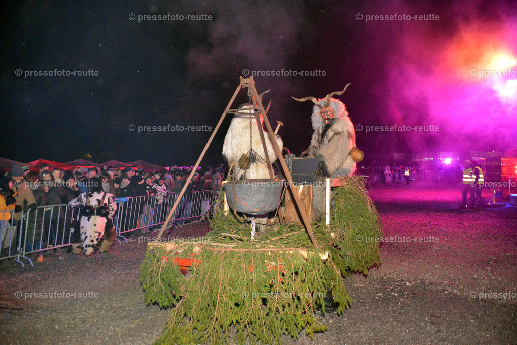 news-2022-Dez03-Krampusumzug-Reutte-WTV_5885 | Info aus dem Bezirk Reutte/Ausserfern Tirol sowie eine umfangreiche Bilddatenbank über die gesamte Region: Lechtal, Talkessel Reutte, Tannheimertal, Zwischentoren. Lech, Plansee, Zugspitze, Grenztunnel, B179, Fernpassstraße, Verkehr, Lawinen, Tradition, - Realisiert mit Pictrs.com