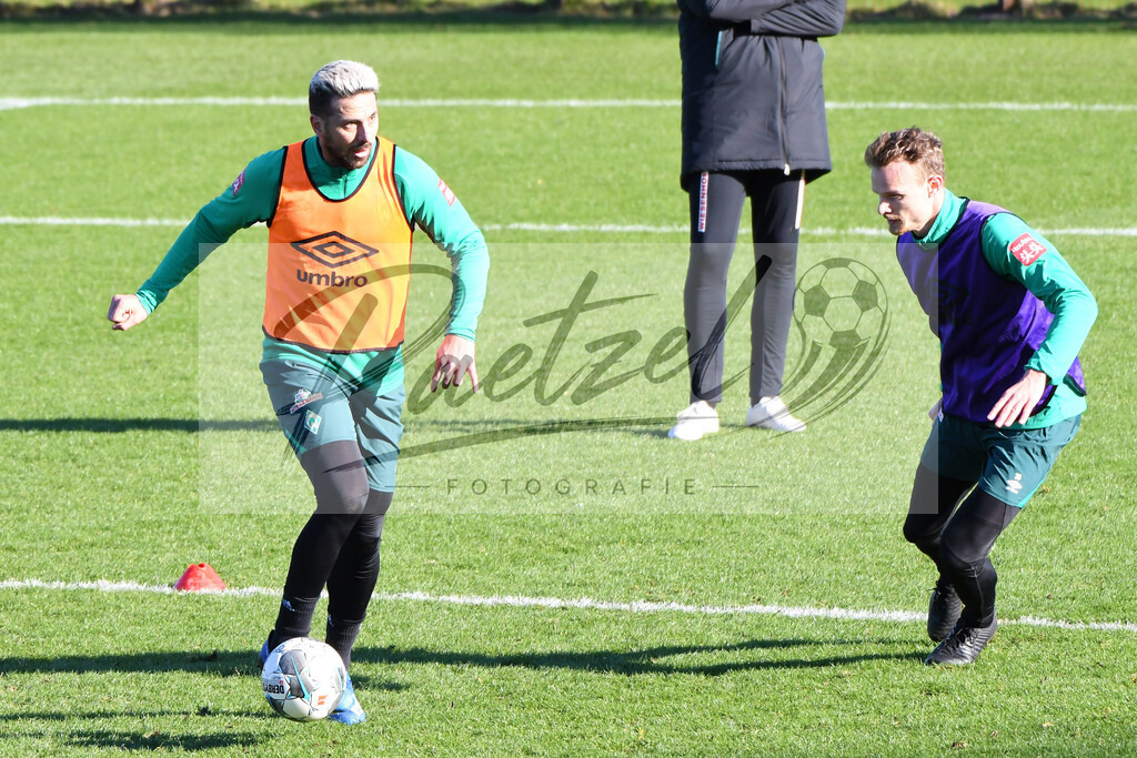 20200205_TRASVW_0073 | Fußball, Herren: Claudio Pizarro (SV Werder Bremen) und Christian Gross (SV Werder Bremen) im Zweikampf waehrend der Trainingseinheit des SV Werder Bremen im Wohninvest Weserstadion am 05.02.2020 in Bremen, Deutschland. - Realisiert mit Pictrs.com