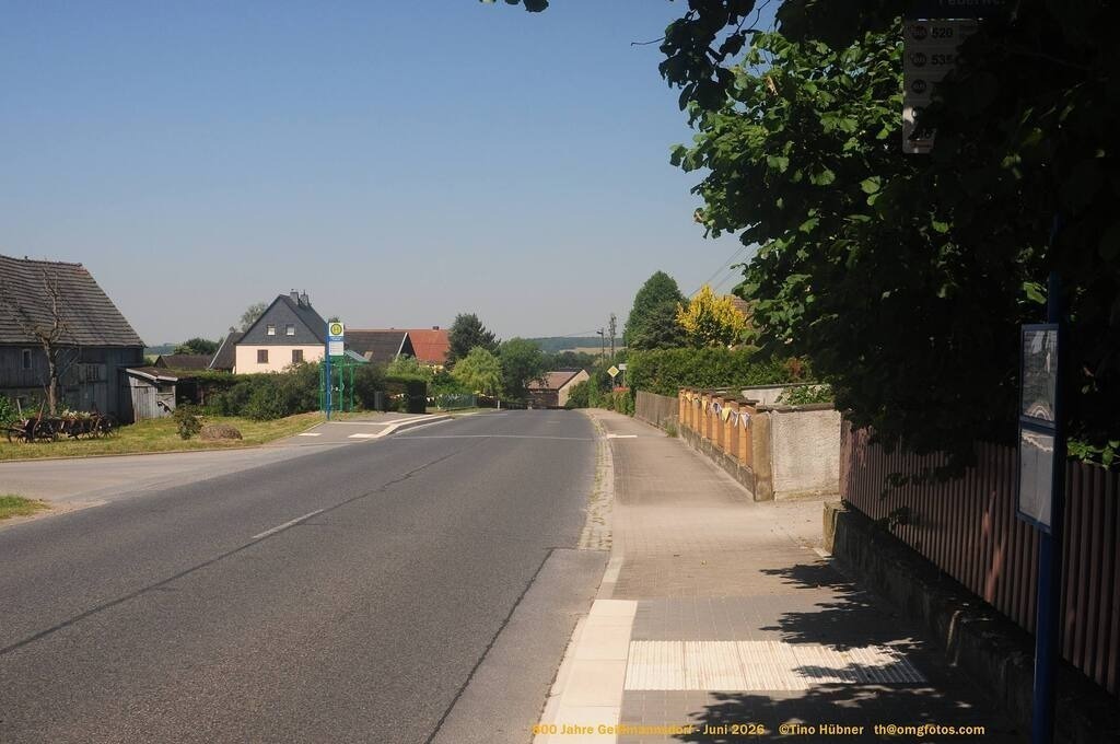 Geißmannsdorf-2026-Ortsbilder-079 | Geißmannsdorf bei Bischofswerda im Sommer 2026. Ein fotografischer Streifzug durch das Dorf Geißmannsdorf, mit Gebäuden, Straßen, Strohpuppen und geschmückten Vorgärten und Grundstücken anlässlich der 800-Jahr-Feier von Geißmannsdorf im Juni 2026 - Realisiert mit Pictrs.com