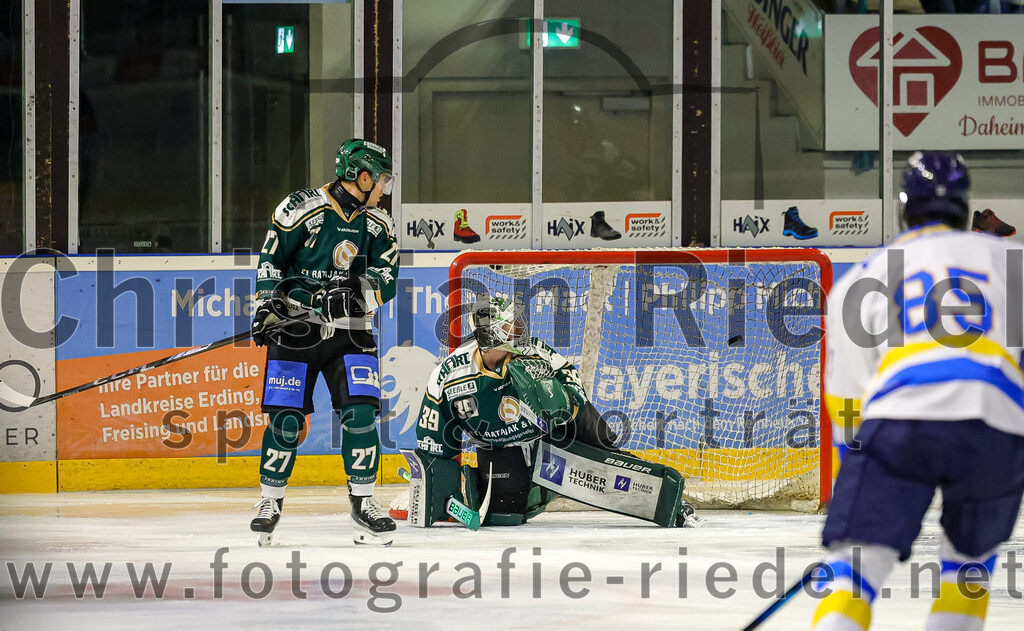 2025-12-05_116_TSV_Erding_gegen_Stuttgart_Rebels | Erding, Deutschland, 05.12.2025:Eishockey, Oberliga Süd 2025 / 2026, 23. Spieltag, TSV Erding gegen Stuttgart Rebels, Endergebnis: 5:6Mark Waldhausen (Erding Gladiators, #27), Torwart Leon Meder (Erding Gladiators, #39)Foto: Christian Riedel / fotografie-riedel.net
