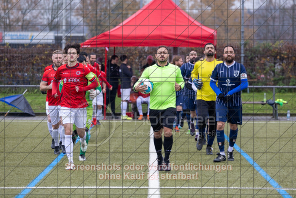 20251109_123613_0012 | #,1.Göppinger SV II (rot) vs. TV Jahn Göppingen II (blau), Fussball, Kreisliga B8, Bezirk Neckar/Fils, 12. Spieltag, Saison 2025/2026, Kunstrasenplatz Süd, Hohenstaufenstraße 116, 73033 Göppingen, 09.11.2025 - 12:30 Uhr,Foto: PhotoPeet-Sportfotografie/Peter Harich