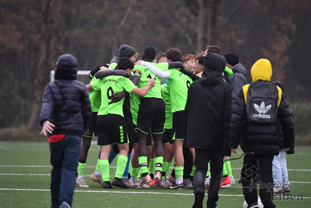 JFV Edewecht-Osnabrücker SC | C-Jugend Landesliga; JFV Edewecht (grün)-Osnabrücker SV (rot) am 18.11.2023; in Edewecht (Sportanlage Göhlenweg), Photo: Philip Eiben 2023 - Realisiert mit Pictrs.com