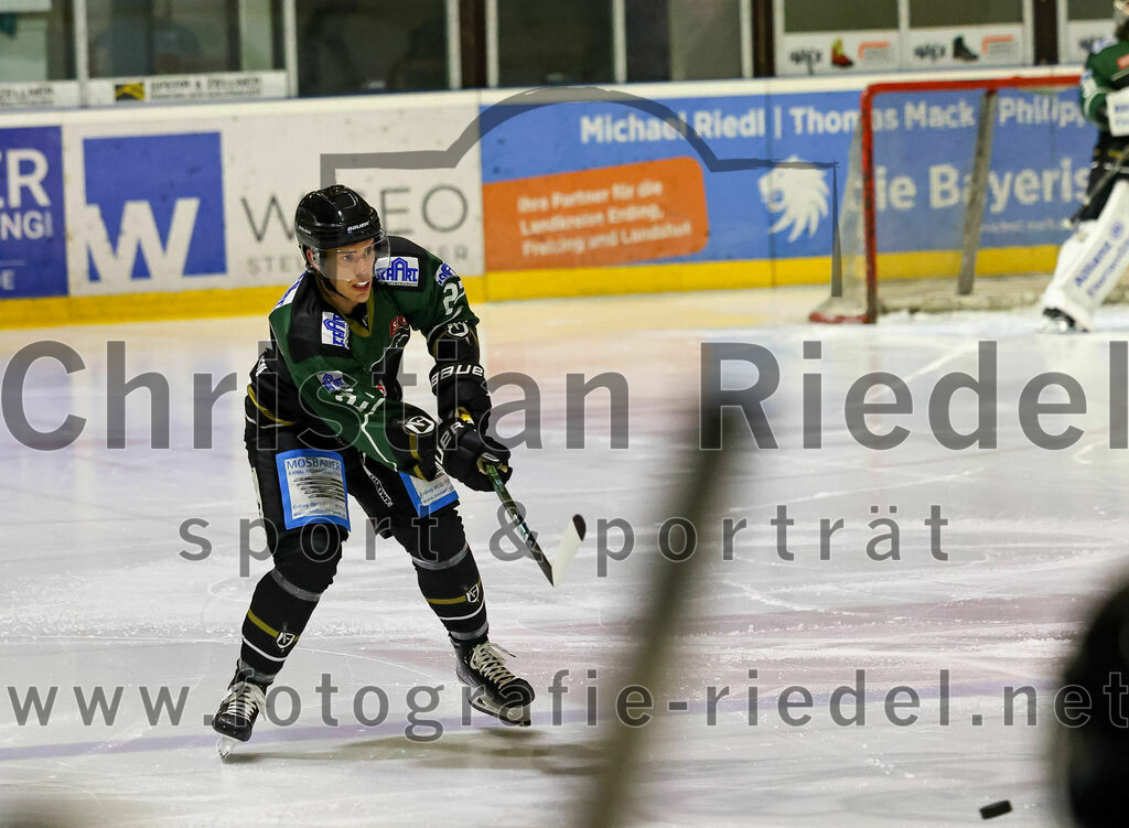 2022-11-04_001_Eishockey_TSV_Erding_gegen_TSV_Peissenberg | Erding, Deutschland, 04.11.2022:
Eishockey, Bayernliga 2022 / 2023, 10. Spieltag, TSV Erding gegen TSV Peißenberg, Endergebnis: 4:3

Mark Waldhausen (Erding Gladiators, #27)

Foto: Christian Riedel / fotografie-riedel.net