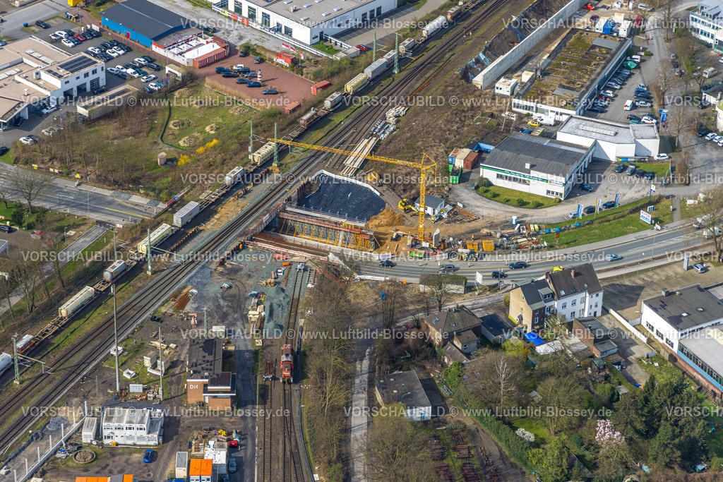 Dinslaken240308730 | Luftbild, Baustelle Bahnlinie mit Güterzug an der Brücke Willy Brandt Straße, Ausbau der Betuweroute und Betuwe-Linie Eisenbahnstrecke, Dinslaken, Nordrhein-Westfalen, Deutschland
