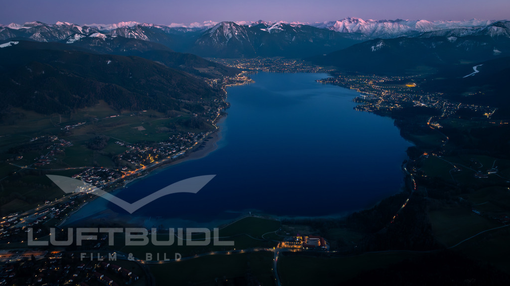 Nord-Süd-Blick zur Blauen Stunde; W37 | LuftBuidl Tegernsee - Realisiert mit Pictrs.com