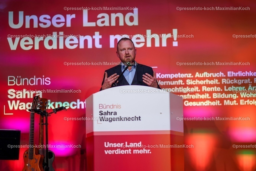 Wup06022501084 | 06.02.2025, Wahlkampfveranstaltung Bündnis Sahra Wagenknecht - Der Politiker Christian Leye (Generalsekretär BSW) bei seiner Rede in der Alten Papierfabrik in Wuppertal. 