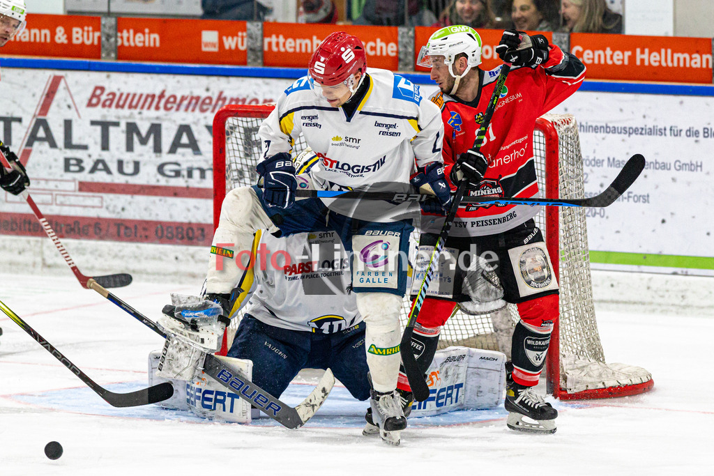 TSV Peißenberg Miners vs ERV Schweinfurt | Eishockey Bayernliga 2023/2024, TSV Peißenberg Miners vs ERV Schweinfurt, 20240114,
Gedrängel vor dem Tor,
2024-01-14 in Peißenberg (Eisstadion)
2 Lucas KLEIDER (Mighty Dogs 2), 87 Dominic KRABBAT (Miners 87)
Copyright: WolfgangxLindner foto-lindner.de
