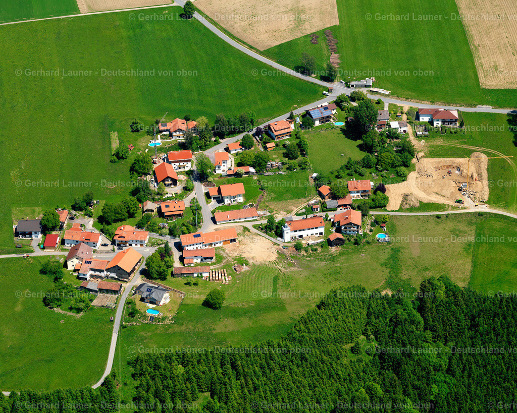 2724034 | HANGALZESBERG 19.05.2007 Landwirtschaftliche Nutzflächen und Feldgrenzen  umsäumen das Siedlungsgebiet des Dorfes in Hangalzesberg im Bundesland Bayern, Deutschland // Agricultural land and field boundaries surround the settlement area of the village  in Hangalzesberg in the state Bavaria, Germany Foto: Gerhard Launer