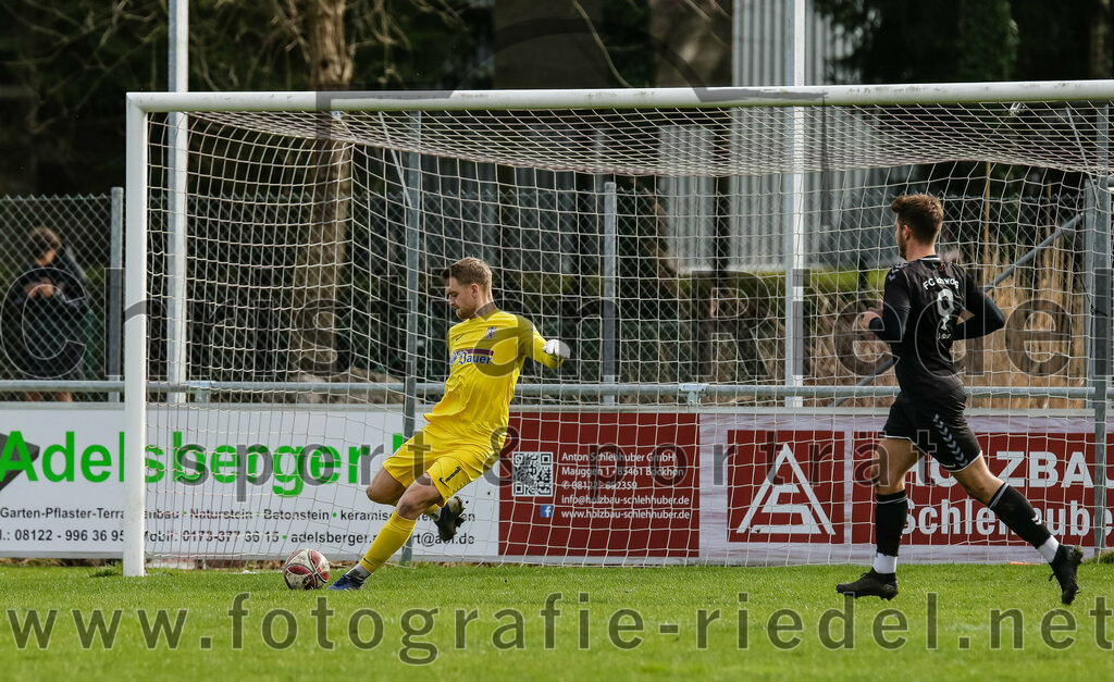 2024-02-24_062_FC_Schwaig_gegen_TSV_1880_Wasserburg | Oberding, Deutschland, 24.02.2024:
Fußball, 2. Runde Qualifikation TOTO-Pokal 2023 / 2024, 1. Spieltag, FC Schwaig gegen TSV 1880 Wasserburg, Endergebnis: 2:3

Torwart Andreas Dumpler (TSV 1880 Wasserburg, #1), Raffael Ascher (FC Schwaig, #9)

Foto: Christian Riedel / fotografie-riedel.net