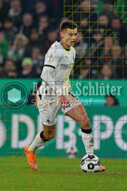 Borussia Mönchengladbach vs Karlsruher SC - DFB-Pokal 2. Runde | Mönchengladbach, Deutschland, 28.10.25:   Yannik Engelhardt (Borussia Mönchengladbach) in Aktion am Ball, Einzelaktion waehrend des Spiels der DFB-Pokal 2. Runde zwischen Borussia Mönchengladbach vs Karlsruher SC im Stadion im Borussia Park(Foto von Brauer-Fotoagentur / Adrian Schlueter)