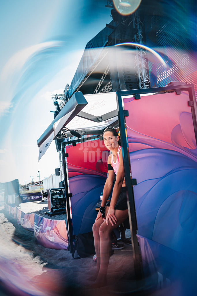 Beachvolleyball | Frauen | Allianz German Beach Tour 2024 | Tourstop Kühlungsborn | 10.08.2024 | Kira Walkenhorst vor dem Spiel