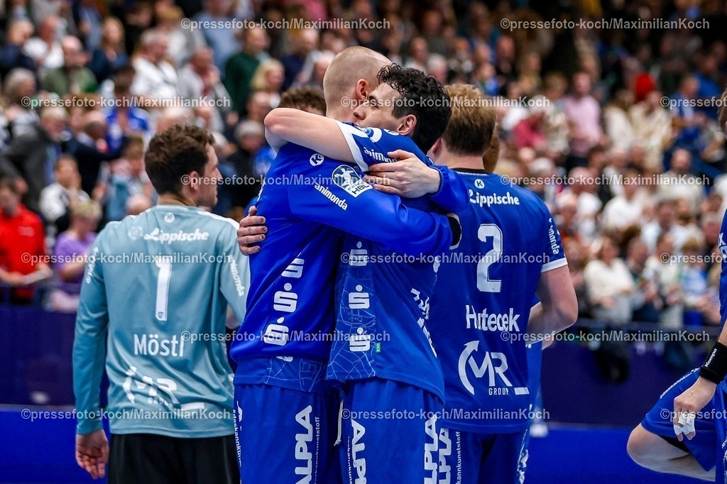 xKWIx26022601071 | 26.02.2026, xKWIx, Handball, DAIKIN Handball-Bundesliga, TBV Lemgo Lippe - Handball Sport Verein Hamburg, PHOENIX CONTACT Arena: Spieler liegen sich nach dem Sieg in den Armen und jubeln Photo: xKamilxWilkowskixPressefotoKochx
