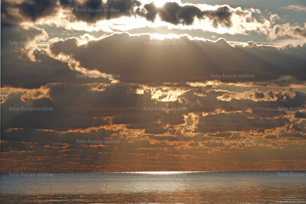 Spectacular almost spiritual sunset on the beach of Liepja | foto-focus-online