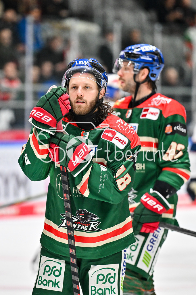 Augsburger Panther - EHC RB München | AUGSBURG, DEUTSCHLAND - 27. FEBRUAR: im Bild ein enttäuschter Anthony LOUIS (Augsburger Panther 18) / Einzelfoto / Freisteller nach dem Match zwischen den Augsburger Panthern und dem EHC RB München am 46. Spieltag der Penny DEL im Curt Frenzel Stadion