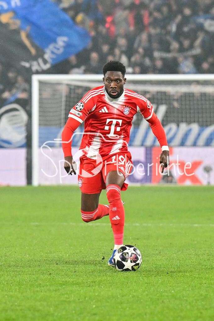 Atalanta Bergamo - FC Bayern München | BERGAMO, ITALY - 10. MARCH: with Ball Alphonso DAVIES (FC Bayern Munich 19) during the UEFA Champions League match between Atalanta Bergamo vs. FC Bayern Munich on first leg of round of 16 at New Balance Arena
