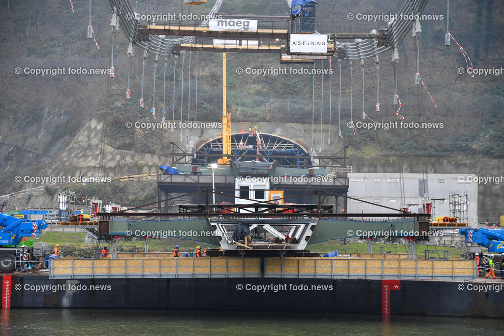 Westring A26_ erster Brueckenteil Westringbruecke_ 01.12.2022-2 | 01.12.2022, Westring A26, AUT, Westring A26, erster Brueckenteil Westringbruecke, im Bild Transportschiff mit Brueckenteil auf der Donau