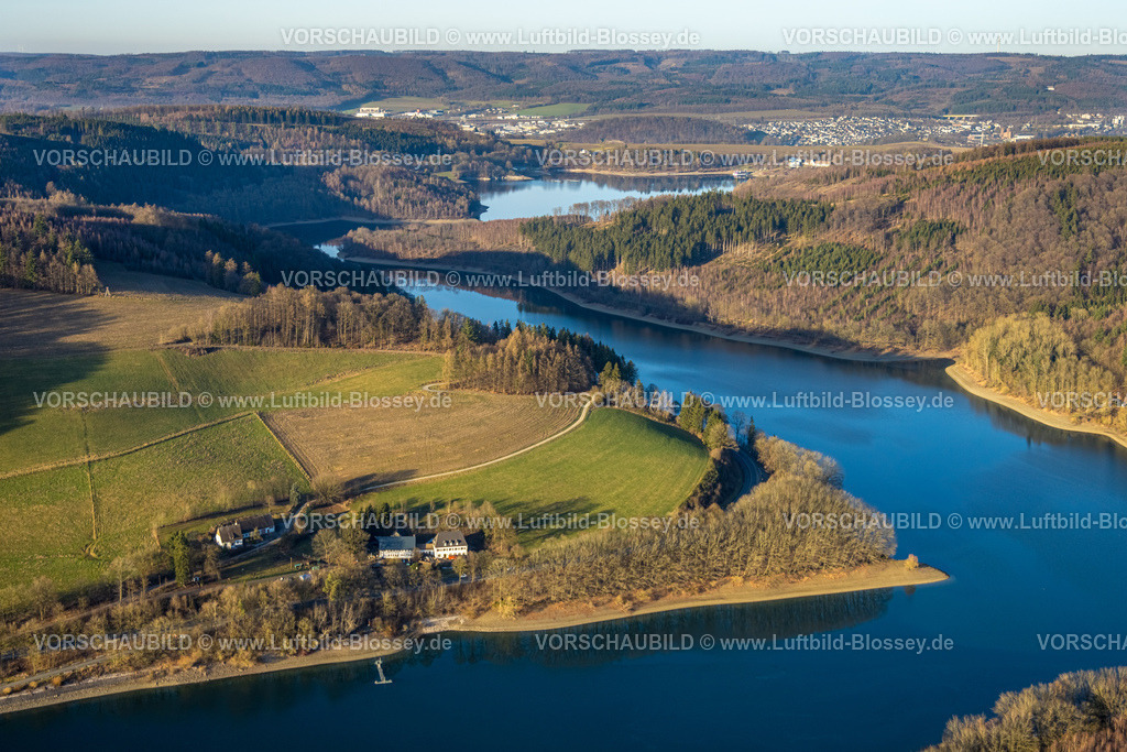 Meschede260105141 | Luftbild, Südufer Immenhausen mit Wohnsiedlung, Hennesee Hennetalsprerre, Berghausen, Meschede, Sauerland, Nordrhein-Westfalen, Deutschland