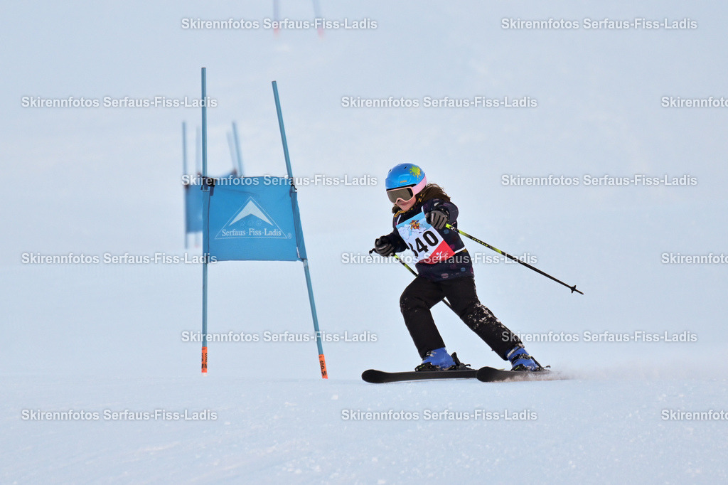 SRF_25.12.2025_0126 | Skirennfotos,Serfaus,Fiss,Ladis,Kinderskirennen,Winter,Tirol,Oberland,skirace,SFL,feelfree,weil wir's genießen,ski,Ski,skifahren,Sonnenplateau, - Realisiert mit Pictrs.com