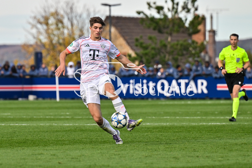 Paris Saint Germain U19 - FC Bayern München U19 | PARIS, FRANKREICH - 4. NOVEMBER: am Ball Raphael PAVLIC (FC Bayern München U19 5) beim Ligaspiel zwischen der U19 von Paris Saint Germain und der U19 des FC Bayern München am 4. Spieltag der UEFA Youth League am PSG Campus am 04.11.2025