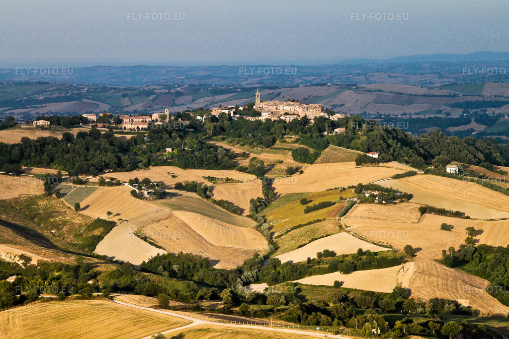 Vue aérienne: Constructions sur les champs agricoles dans Isola di Fano dans les Marches à le quartier Isola di Fano in Fossombrone dans le département Pesaro und Urbino, Italie. Photo: IMG_43112.jpg prise le 16/07/2011 par Werner Riehm/FLY-FOTO.eu – Résolution de l'original: 3788 x 2525 px
