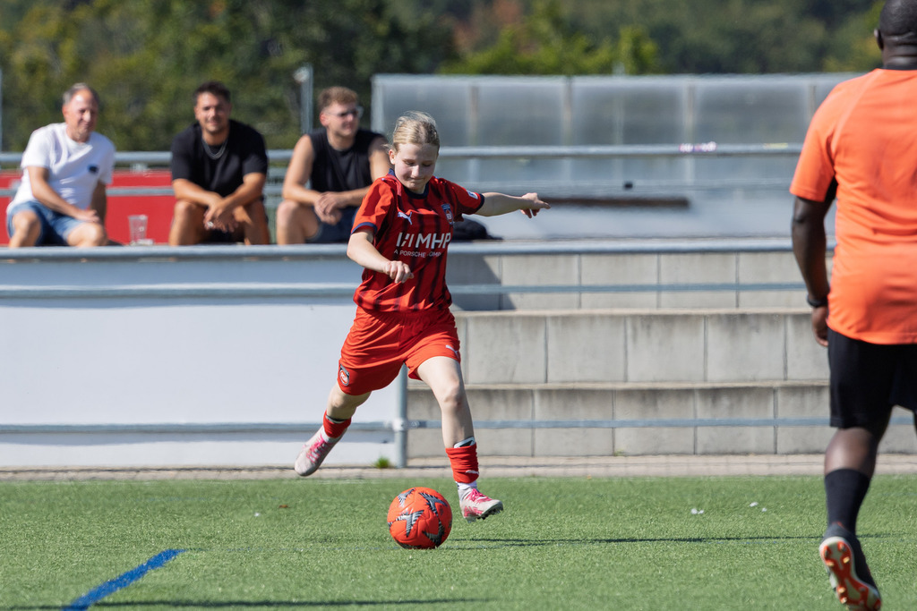 FCHSTE_250921_4383 | 1.FC Heidenheim 1846 II vs. TV Steinheim, Fußball, Frauen, Bezirksliga, 2025/2026, 2.Spieltag, 21.09.2025 in Heidenheim, Kunstrasen b. Voith-Arena West(Foto: Michael Bulling) - Realisiert mit Pictrs.com