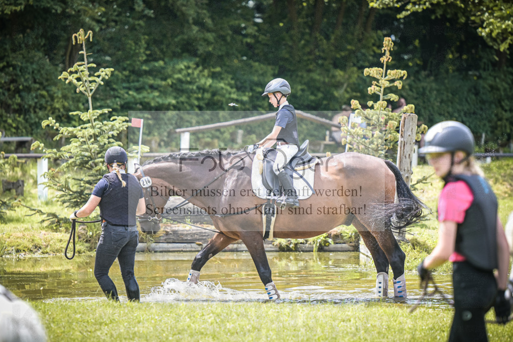 DOS_5598 | Entdecke hochwertige Reitturnierfotos von Foto Oger. Professionell, emotional und authentisch – jetzt Lieblingsmomente im Shop bestellen.Deutschlandweite Turnierfotografie. - Realisiert mit Pictrs.com
