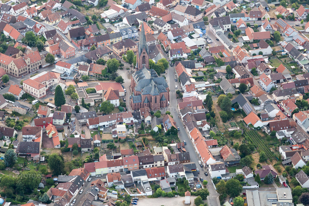 Luftbild: St. Vitus von Westen im Ortsteil Rheinsheim in Philippsburg im Bundesland Baden-Württemberg in Deutschland. Foto: IMG_109081.jpg vom 19.07.2018 durch Werner Riehm/FLY-FOTO.de