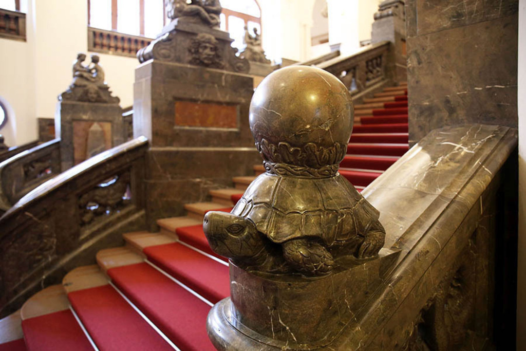 Foto: Leipzig - Schnecken am Neuen Rathaus - Schildkröte im Treppenhaus | Das Team hinter BILDLEXIKON LEIPZIG bündelt historische wie aktuelle Informationen über die Stadt Leipzig in Text und Bild auf einer Plattform und stellt diese der interessierten Öffentlichkeit zur Verfügung.