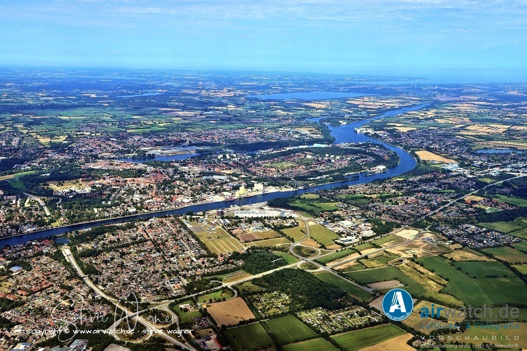 Luftbild Rendsburg - 1853 wurde der Schleswig-Holsteinische Kanal in Eiderkanal umbenannt. | 1852 wurde die Festung abgebaut, nachdem die dänische Regierung die Wiederherstellung des dänischen Gesamtstaats beschlossen hatte. 1853 wurde der Schleswig-Holsteinische Kanal in Eiderkanal umbenannt. Mit der Eröffnung des Kaiser-Wilhelm-Kanals (heute Nord-Ostsee-Kanal) im Jahr 1895 begann eine neue Phase, die Rendsburg als Übergangspunkt zwischen der Eider und dem Kanal nutzte.
