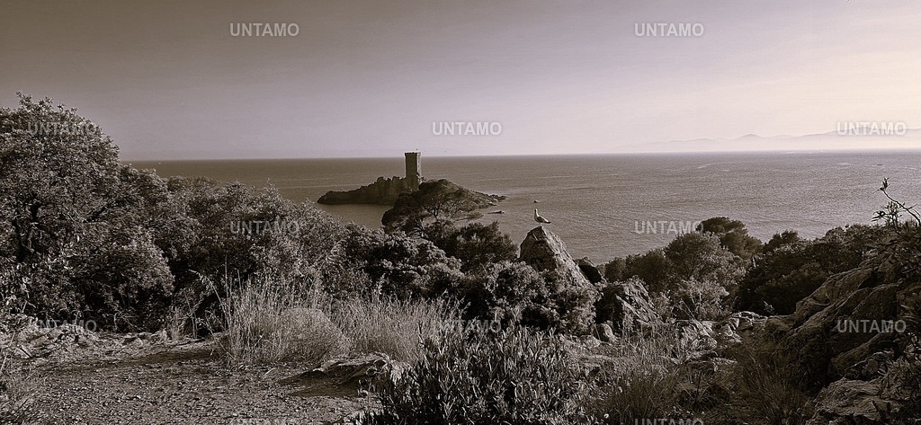 Blick auf Burg bei Antibes Retro | untamo - Realisiert mit Pictrs.com