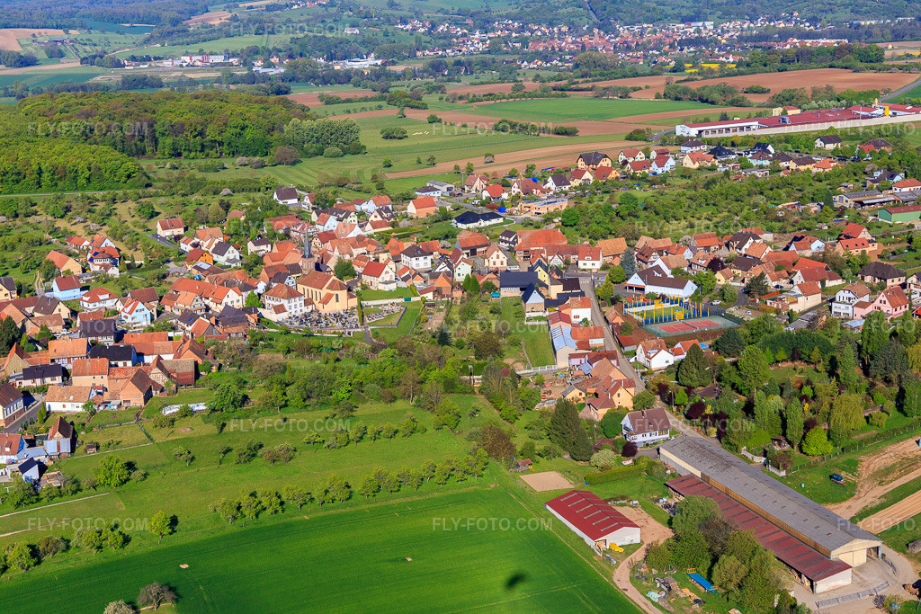 Aerial view: View of the town from the east in Dieffenbach-lès-Wœrth in the state Bas-Rhin, France. – Photo: IMG_099353.jpg taken on 04/30/2017 by Werner Riehm/FLY-FOTO.com – Resolution of the original: 5472 x 3648 px
