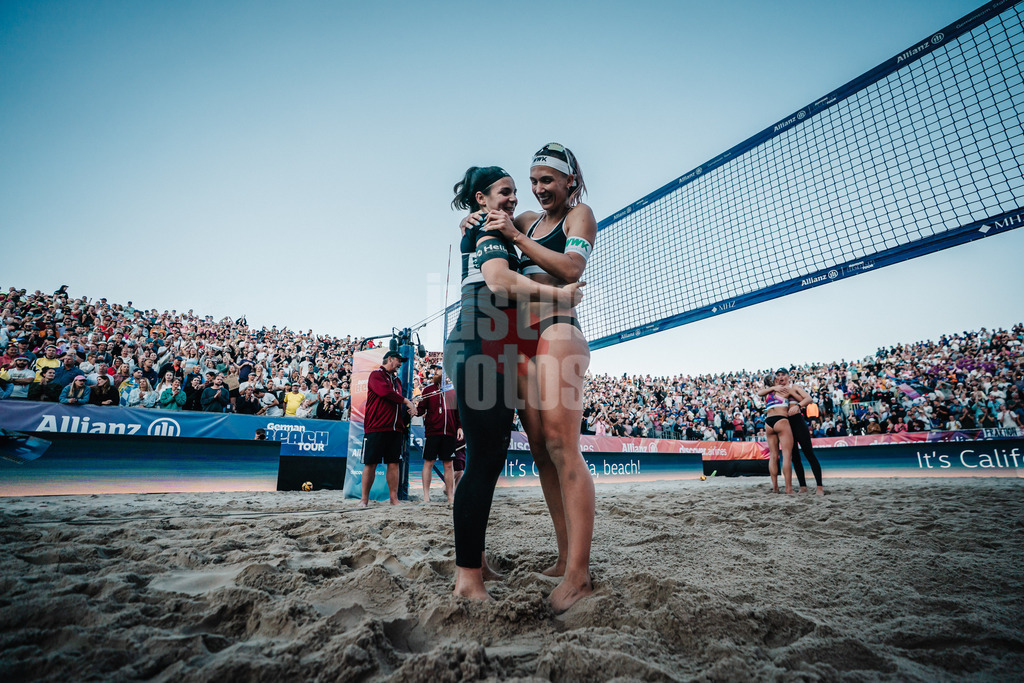 Beachvolleyball | Frauen | Deutsche Meisterschaften 2025 Timmendorfer Strand | 06.09.2025 | v.l. Anna-Lena Grüne und Sandra Ittlinger jubeln nach dem Sieg im Halbfinale