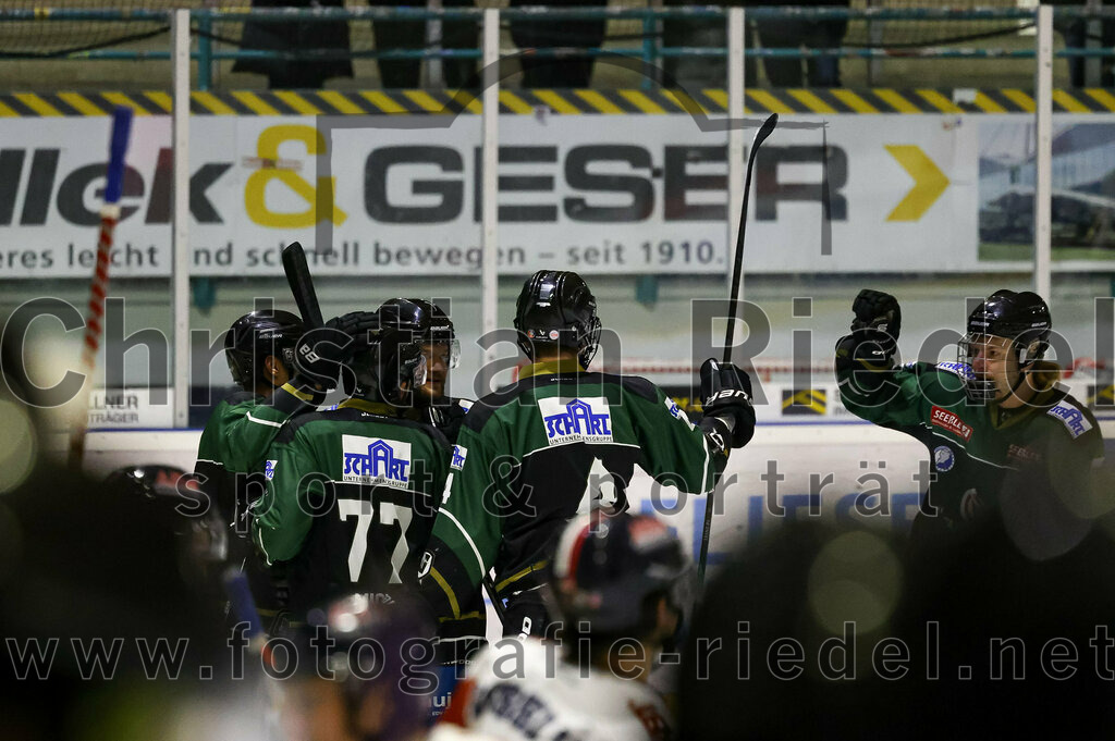 2023-03-07_040_TSV_Erding_gegen_ESC_Kempten | Erding, Deutschland, 07.03.2023:
Eishockey, Bayernliga Playoffs 2022 / 2023, Viertelfinale, TSV Erding gegen ESC Kempten, Endergebnis: 9:3

Philipp Michl (Erding Gladiators, #77), Simon Franz (Erding Gladiators, #4), Michael Franz (Erding Gladiators, #13)

Foto: Christian Riedel / fotografie-riedel.net
