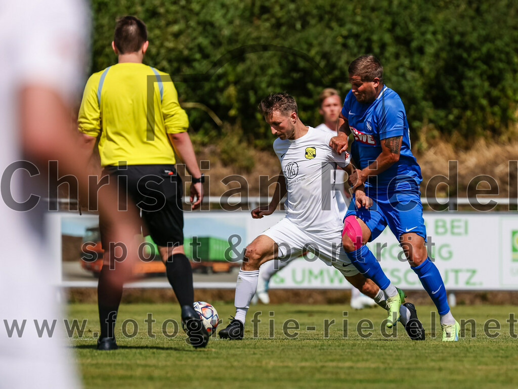 2023-07-22_103_FC_Eitting_gegen_FC_Moosinning | Eitting, Deutschland, 22.07.2023:
Fußball, Kreisliga 2023 / 2024, Testspiel, FC Eitting gegen FC Moosinning, Endergebnis: 0:4

Schiedsrichter Andreas Hettenkofer, Maximilian Lechner (FC Moosinning, #11), Christoph Härtl (FC Eitting, #23)

Foto: Christian Riedel / fotografie-riedel.net