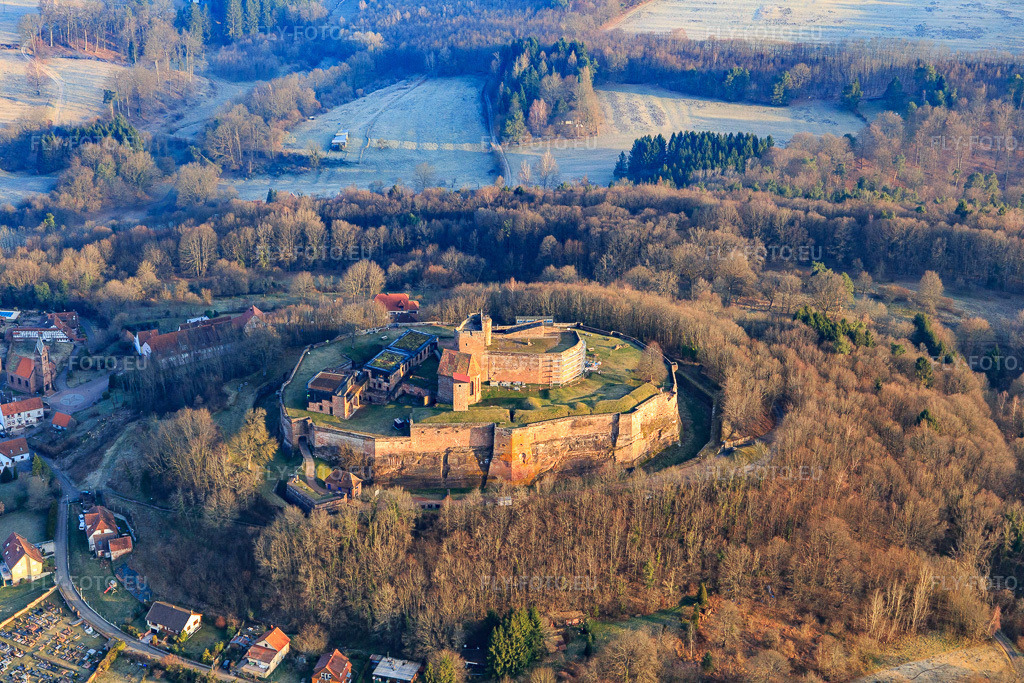 Vue aérienne: Ruines du château de Lichtenberg dans les Vosges du Nord à Lichtenberg dans le département Bas Rhin, France – .Photo: IMG_105282.jpg prise le 25/03/2018 par Werner Riehm/FLY-FOTO.eu – Résolution de l'original: 5472 x 3648 px