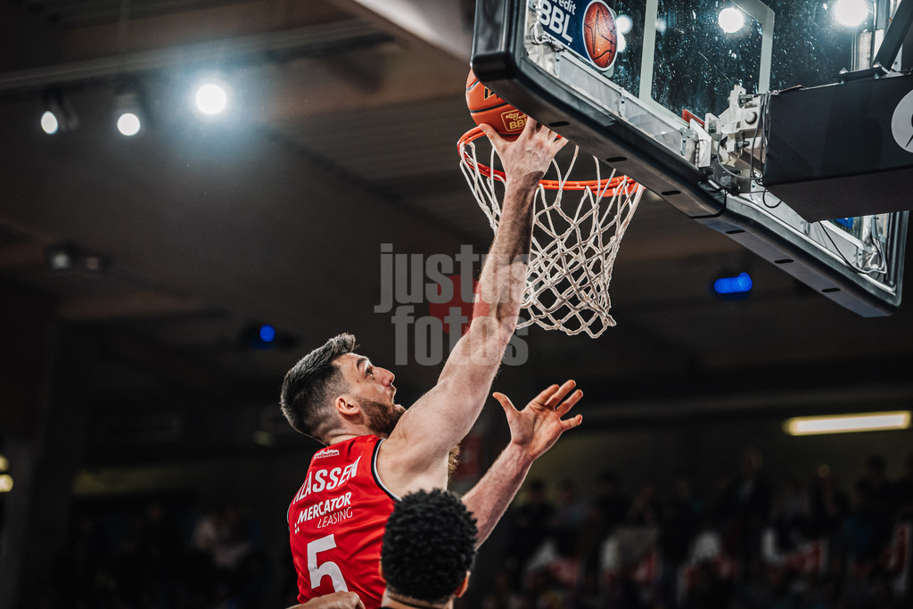 Basketball | Männer | Saison 2024/2025 | easyCredit Basketball Bundesliga | 18. Spieltag | Veolia Towers Hamburg vs. FIT/One Würzburg Baskets | 26.01.2025 | Korbleger Owen Klassen (#5, FIT/One Würzburg Baskets)