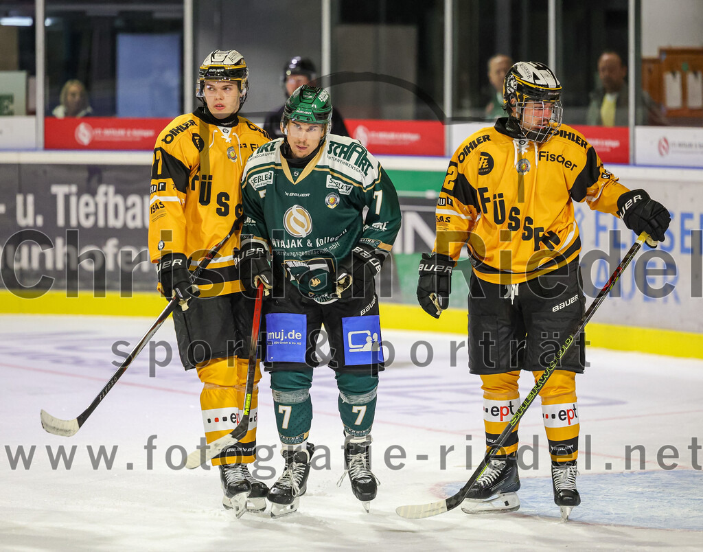 2025-08-22_065_TSV_Erding_gegen_EV_Fuessen | Erding, Deutschland, 22.08.2025:Eishockey, Oberliga Süd 2025 / 2026, Testspiel, TSV Erding gegen EV Füssen, Endergebnis: 1:4Aaron-Pelle Besle (EV Füssen, #77), Louis Trattner (Erding Gladiators, #7), Moritz Nerb (EV Füssen, #42)Foto: Christian Riedel / fotografie-riedel.net