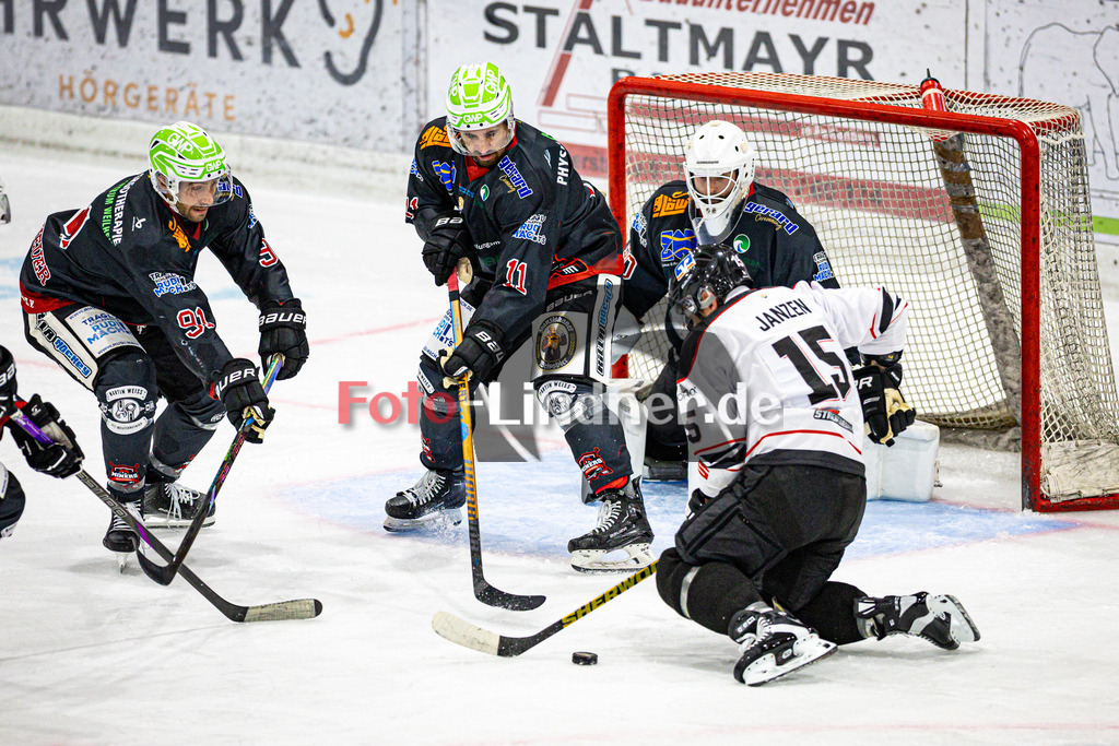 Peißenberg MINERS gegen EV Dingolfing | Eishockey Bayernliga 2025/26 Vorbereitung, Peißenberg MINERS gegen EV Dingolfing, 20250926,Aktion vor dem Tor von Xaver NAGEL (MINERS Goali 80), Sergej JANZEN (Dingolfing 15) auf den Knien,2025-09-26 in Peißenberg (flatbuy Arena Peißenberg), Dominik EBENTHEUER (MINERS 91), Florian SIMON (MINERS 11), Xaver NAGEL (MINERS Goali 80), Sergej JANZEN (Dingolfing 15)Copyright: WolfgangxLindner www.foto-lindner.de