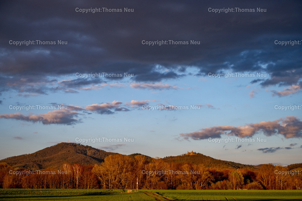 DSC_9931 | bre,bbe, Bergstraßenpanorama vom Segelflugplatz in Bensheim fotografiert, der Melibikus und ddas Auerbacher Schloss, , die letzten Sonnenstrahlen des Tages hüllen die Bergstraße in ein warmes Licht während dunkle Wolken den nächsten regenschauer ankündigen, ,, Bild: Thomas Neu